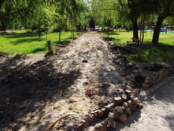 В центральном парке Славянска будут новые дорожки 