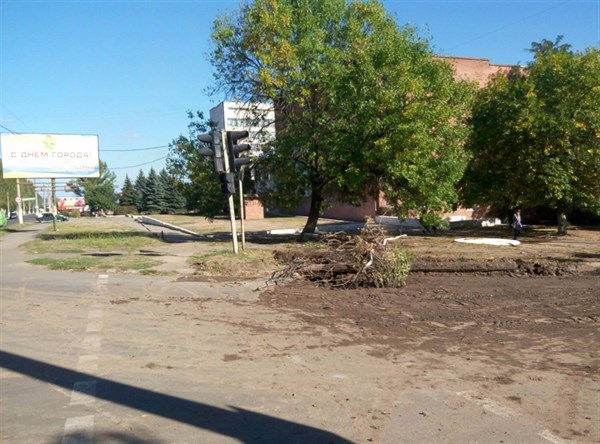 В Славянске "Славгорводоканал" разрыл ямы на отремонтированной дороге и оставил после себя грязь