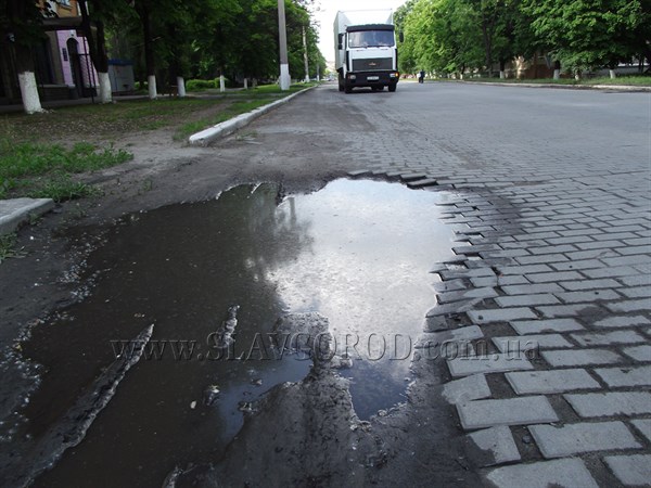 В Славянске улица разрушается, но отремонтировать ее власти не могут