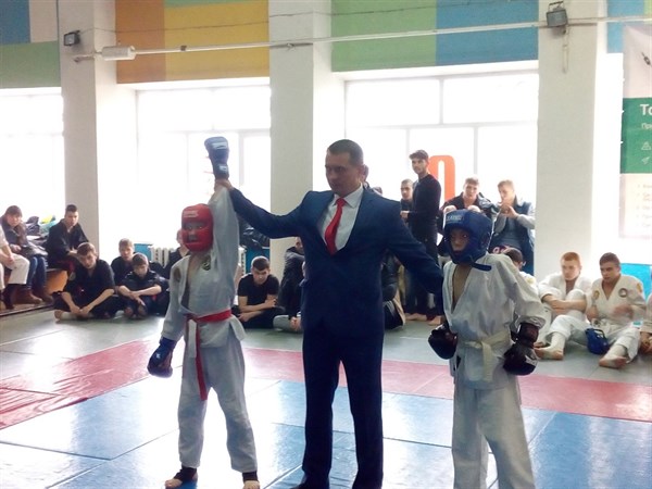 В Славянске юноши и девушки боролись за звание чемпиона города по рукопашному бою