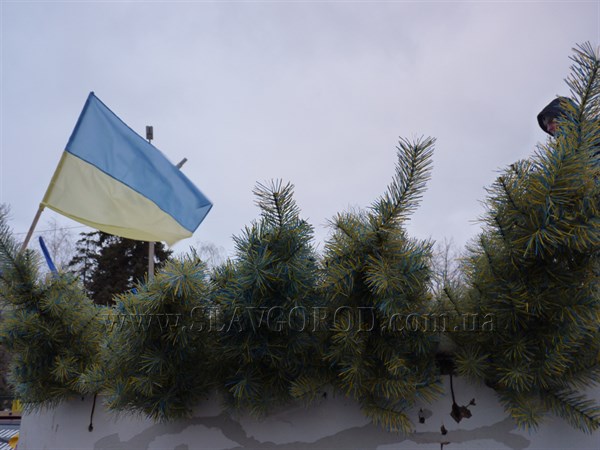 На центральной площади Славянска продавали патриотические сине-желтые елки, сделанные руками славянских мастериц