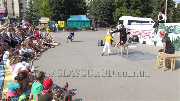 В Славянск приехал цирк: клоуны из Швеции устроили на центральной площади  представление для детей
