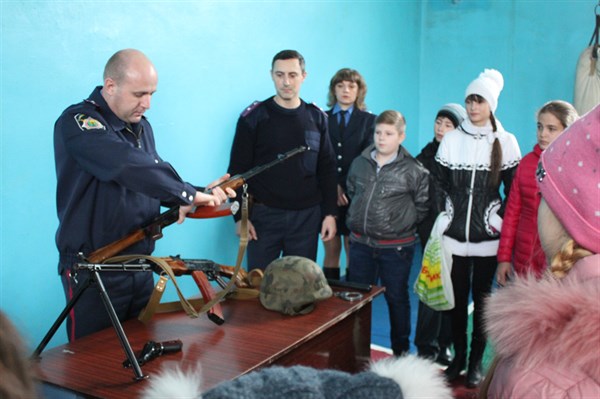 В Славянске школьники 6 класса оказались в городском отделении полиции