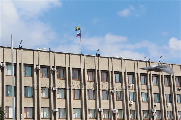 Фотофакт: со здания Славянского исполкома сегодня сняли герб Украины