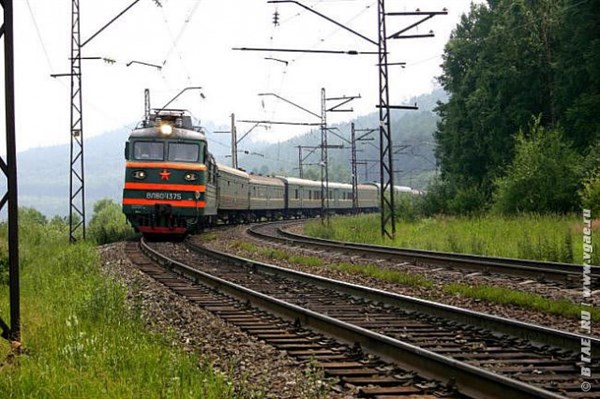 Энергетики восстанавливают электроснабжение железнодорожных путей под Славянском.