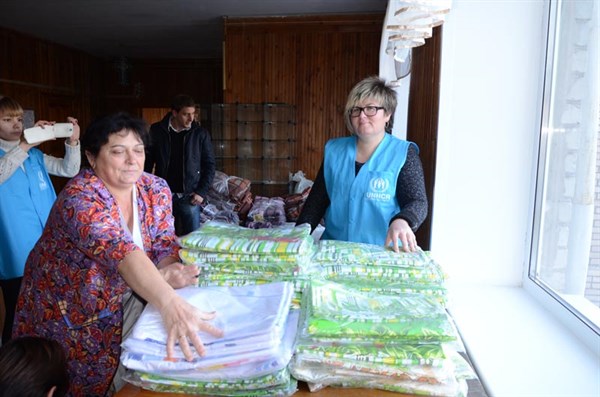 Представители ООН позаботились о пациентках родильного дома Славянска, привезли теплые одеяла и постельное