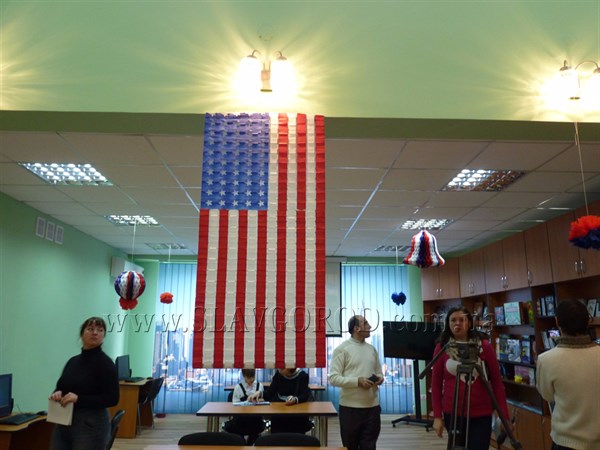 В центральной библиотеке Славянска открылось  «Окно в Америку» 