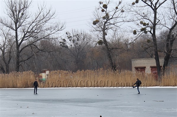 Видеофакт: молодёжь не реагирует на предупреждения сотрудников МЧС и продолжает гулять по тонкому льду на озёрах Славянска