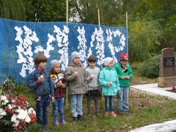 Десятки голубей дети Славянска, как символ мира, принесли к памятнику погибшим мирным жителям и отстояли молебен за мир