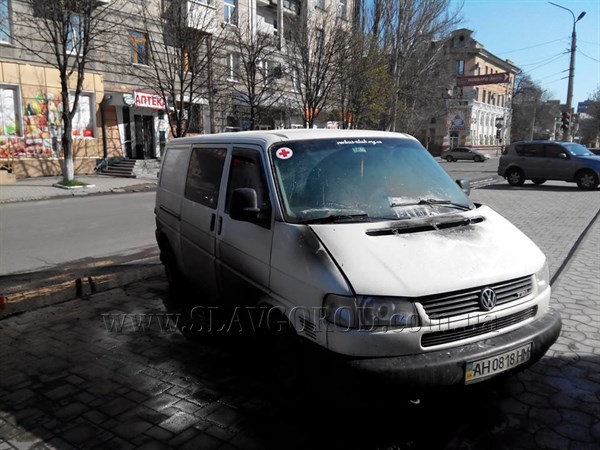В Славянске рядом с кафе Славный город загорелся автомобиль