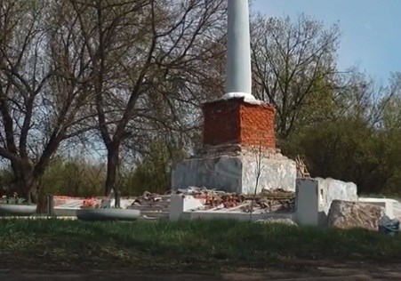 В Славянске приводят в порядок братскую могилу, в которой захоронено более 400 солдат