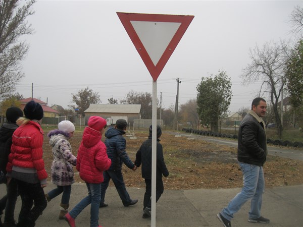 Сотрудники полиции Славянска учили школьников младших классов дорожной азбуке. (Фото)