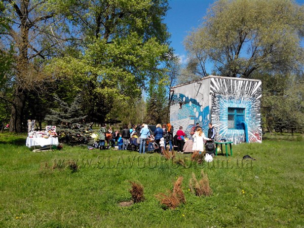«Пасхальное дерево Славянска»: для Национального рекорда Украины осталось собрать тысячу крашанок