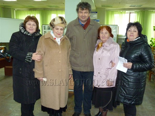 «Мы гордимся, что живем в Украине»: в Центральной библиотеке Славянска прошло заседание литературного объединения «Світанок»