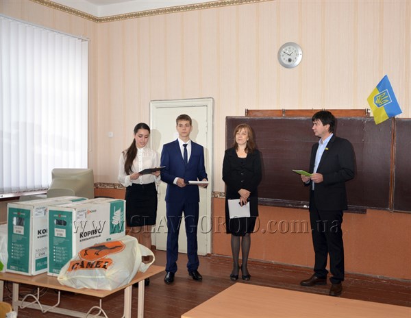 Народный депутат Украины Юрий Солод подарил компьютеры общеобразовательной школе №8