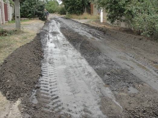 Переулок Тургенева в Славянске превращается в грязную лужу из-за грейдеровки дороги