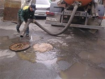 Начальник водоканала Славянска жалуется на подтопление канализаций грунтовыми водами. 