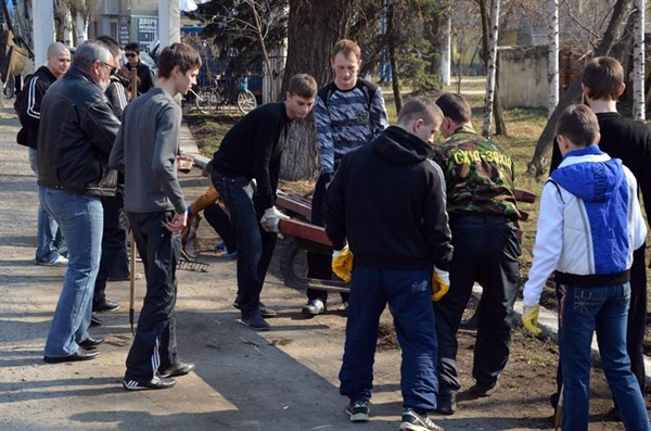 Славянские общественники и городские власти посвятили выходной день уборке центрального парка культуры (Фото)
