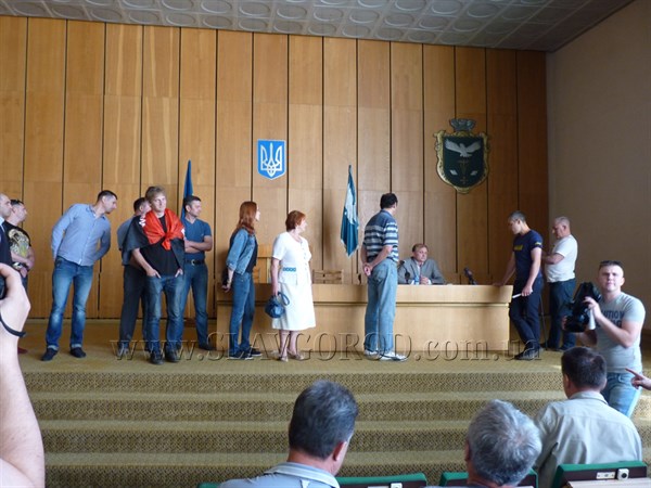 В Славянске на сессии чуть не дошло до мордобоя. Пленарное заседание так и не состоялось. (Фото, Видео)
