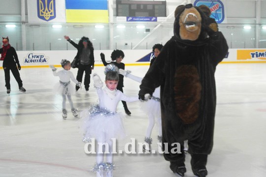 Дети из Славянска провели новогодний праздник на «Ледовой арене»