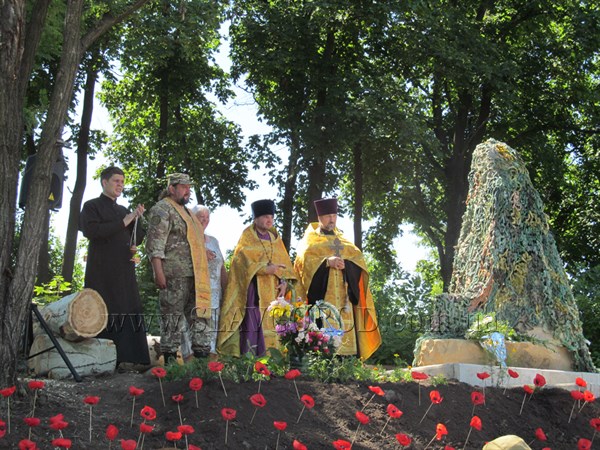 На въезде в Славянск в годовщину освобождения открыли памятный знак военным, которые погибли во время боя за город