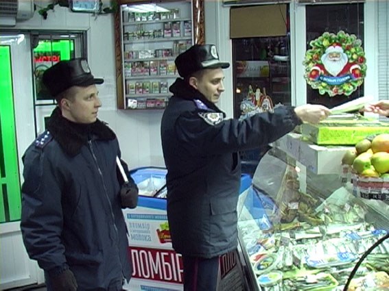 Полиция Славянска борется с торговцами пиротехникой и нелегальными продавцами елей