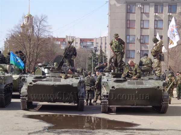 Шесть единиц военной техники вошли в Славянск под флагом России. Как сообщают люди в камуфляже, украинские солдаты перешли на сторону Народного ополчения Донбасса
