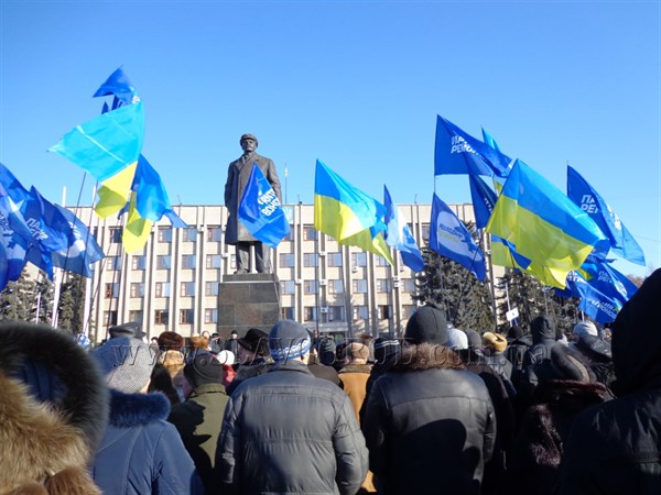Лозунги на митинге в Славянске в поддержку Президента: «Мы - не янки, мы - славяне, наши братья россияне»! Славянцев призывали объединиться с Россией (ВИДЕО)
