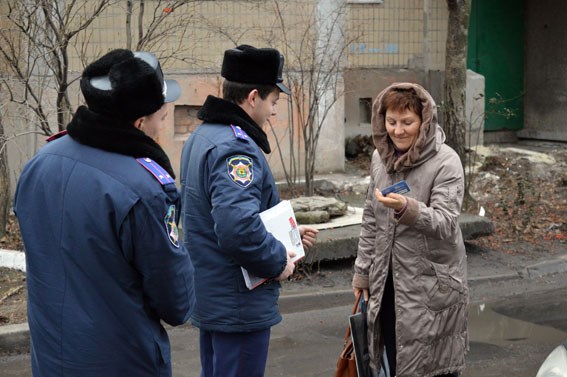 В Славянске проходит операция «Визит».  Полицейские осуществляют обход домов и квартир