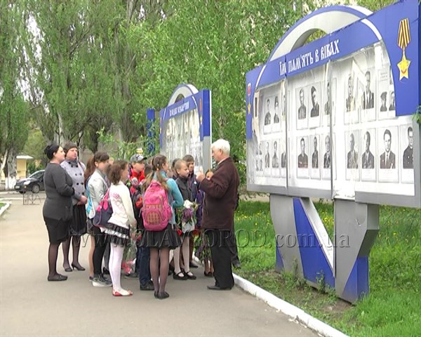 В преддверии Дня Победы для славянских школьников организовали урок на «Аллее Славы» 