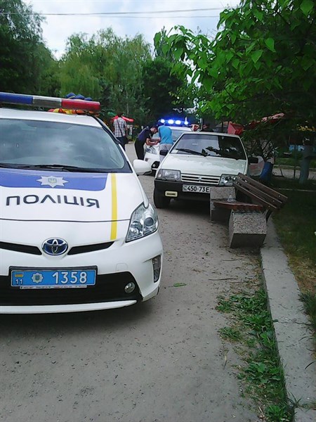 В Славянске горожане возмущаются наездом автомобиля на лавочку в парке Шелковичном