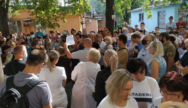 Медики Славянска вышли на протест