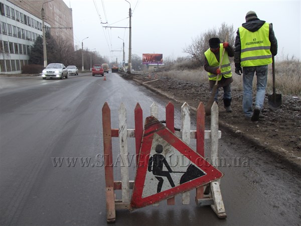Мороз не помеха: в Славянске решили очистить обочины дороги от земли