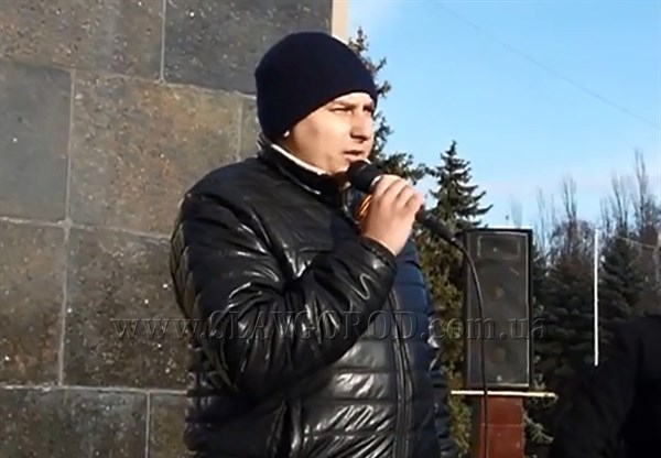 Поэзия на Центральной площади Славянска: житель Николаевки выразил свое отношение к Европе в стихах