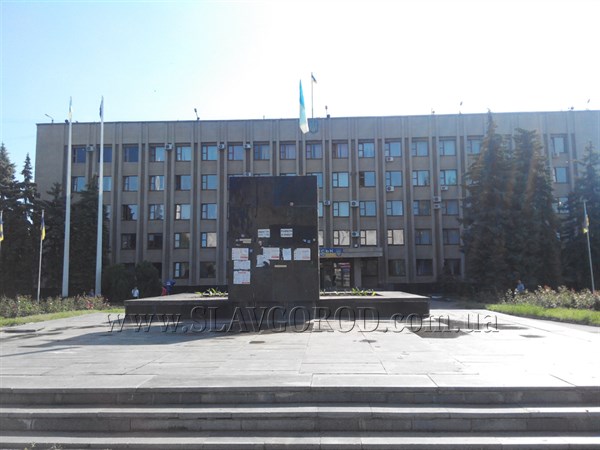 «Пока город спал»: в Славянске на Центральной площади демонтировали памятник Владимиру Ленину