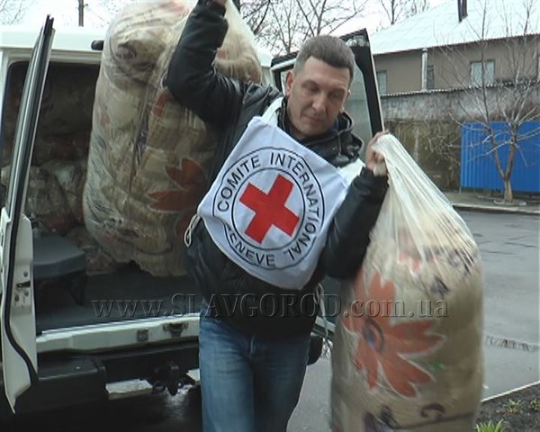 В Славянске в центр для бездомных привезли матрасы и одеяла