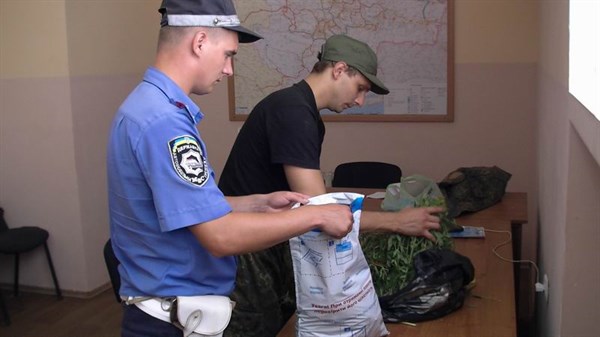 Наркоманы на каждом шагу: за два дня полицейские Славянска поймали троих любителей "кайфонуть"