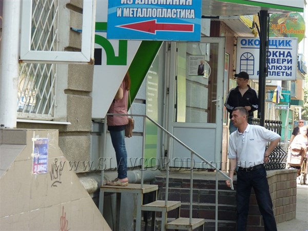 Банкоматы «Приватбанка» в Славянске наполнили наличными, ажиотаж спадает