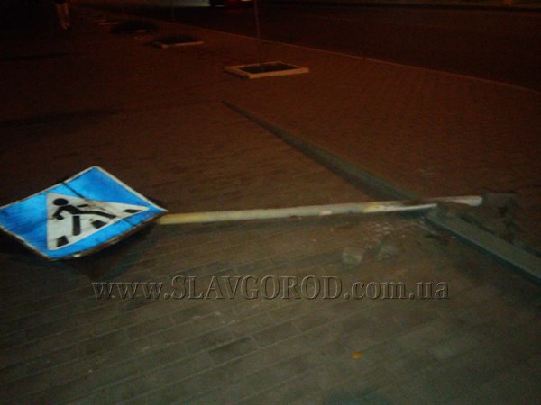 Фотофакт: в Славянске на центральной улице в темноте снесли дорожный знак «пешеходный переход»