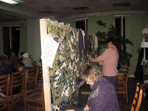 Славянские «спайдервумен» плетут маскировочные сетки для бойцов украинской армии