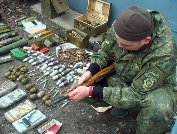 В Славянске полицейские обнаружили квартиру, нашпигованную взрывчаткой и оружием