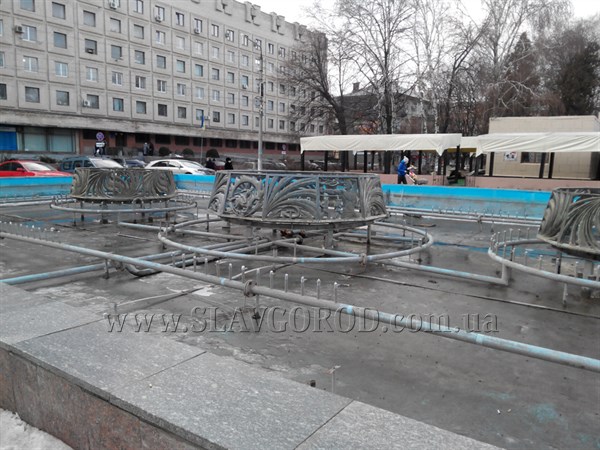 Серп и молот решили оставить: фонтан в Славянске избежал декомунизации
