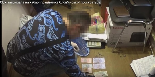 В Славянске на получении взятки поймали прокурора и адвоката (Видео)