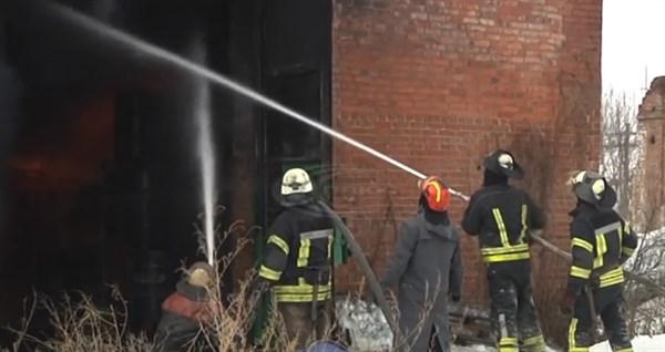 Пожар на территории карандашной фабрики в Славянске, где воспылали бочки с машинным маслом, тушили несколько часов 