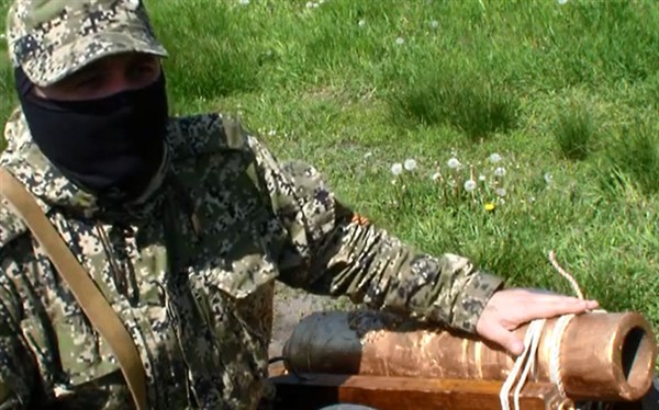 С юмором всё в порядке: ополченцы Славянска продемонстрировали своё «секретное сверхточное оружие», которым готовы отражать атаки украинской армии