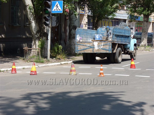 В Славянске появились «зебры»: разметка дорог и установка знаков  продолжается 