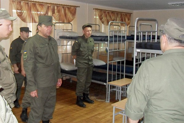  Руководство Нацгвардии проинспектировало  условия быта и службы солдат в Славянске (фото)