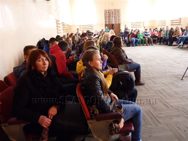 В Рамках проекта «Відкривай Україну» славянские школьники посетили лекцию по танцам