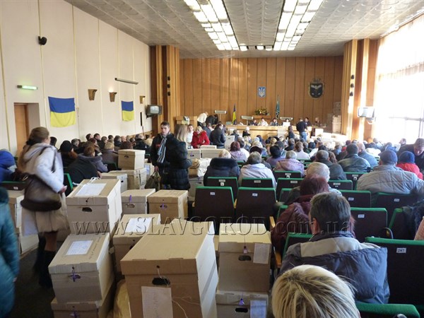 В Славянске в окружной избирательной комиссии продолжается прием  документов  участковых избирательных комиссий. На сайте ЦИК можно увидеть первые результаты