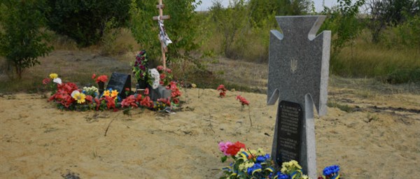 На Карачуне установили памятный знак с именами погибших членов экипажа вертолета Ми-8